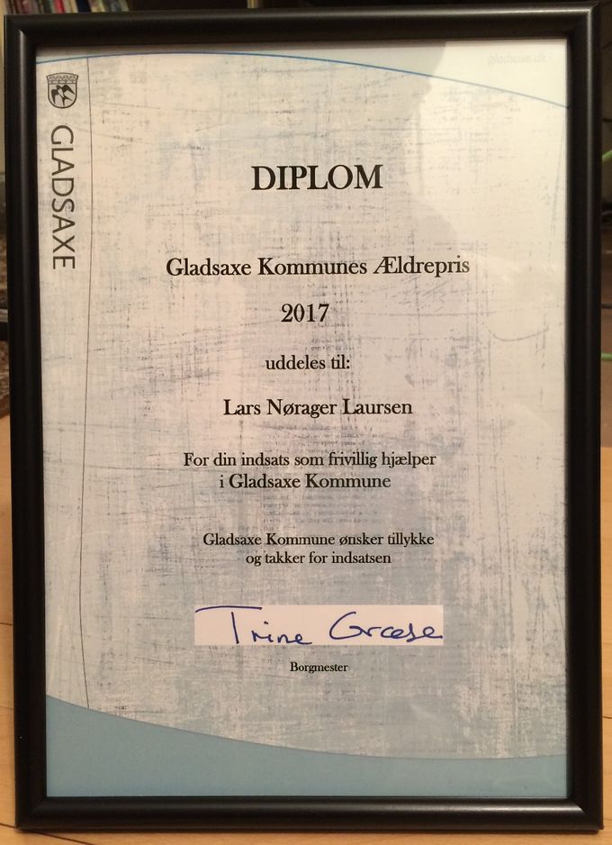 Lars modtog et diplom af borgmesteren som bevis på tildelingen af Gladsaxe Kommunes Ældrepris 2017.