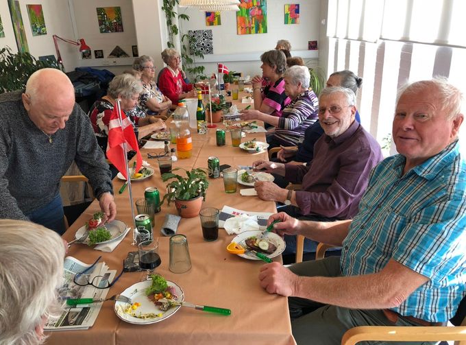 
Fra 1-års jubilæet den 17. oktober 2018. Her mødtes gæsterne i Café Vera med flag for at fejre begivenheden og hinanden. Foto: Lars Laursen. 